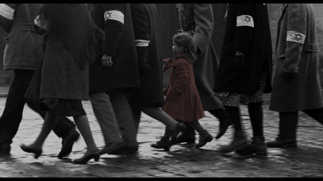 Список шиндлера девочка в красном пальто фото. Девочка в красном пальто из списка шиндлера. Список шиндлера девочка. Список шиндлера девочка. Эмбер девиц список шиндлера.