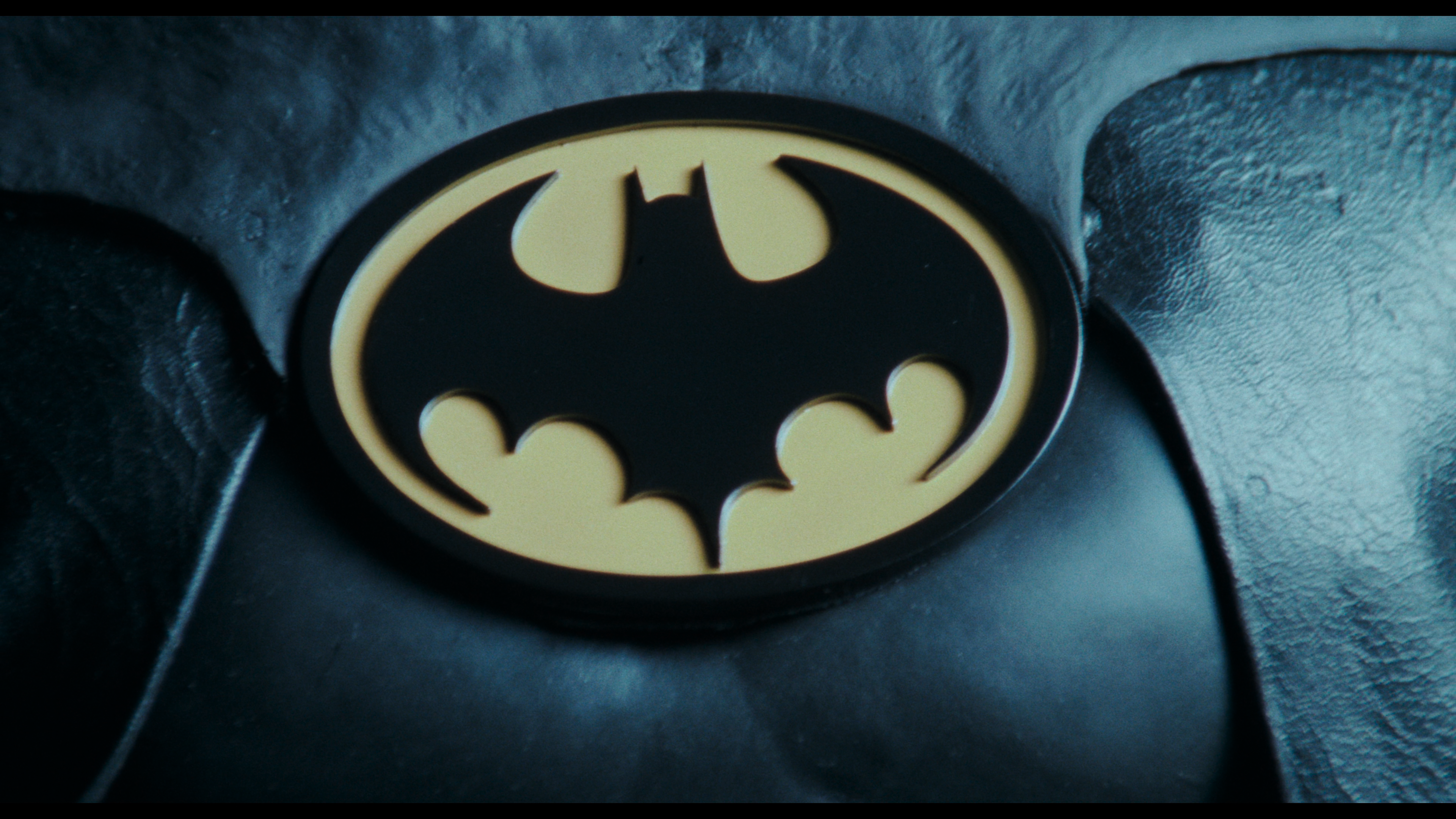 Бэтмена таблетки. Знак Бэтмена в городе. Бэтмен возвращается логотип. Знак Бэтмена гиф. Значок Бэтмена 1989.